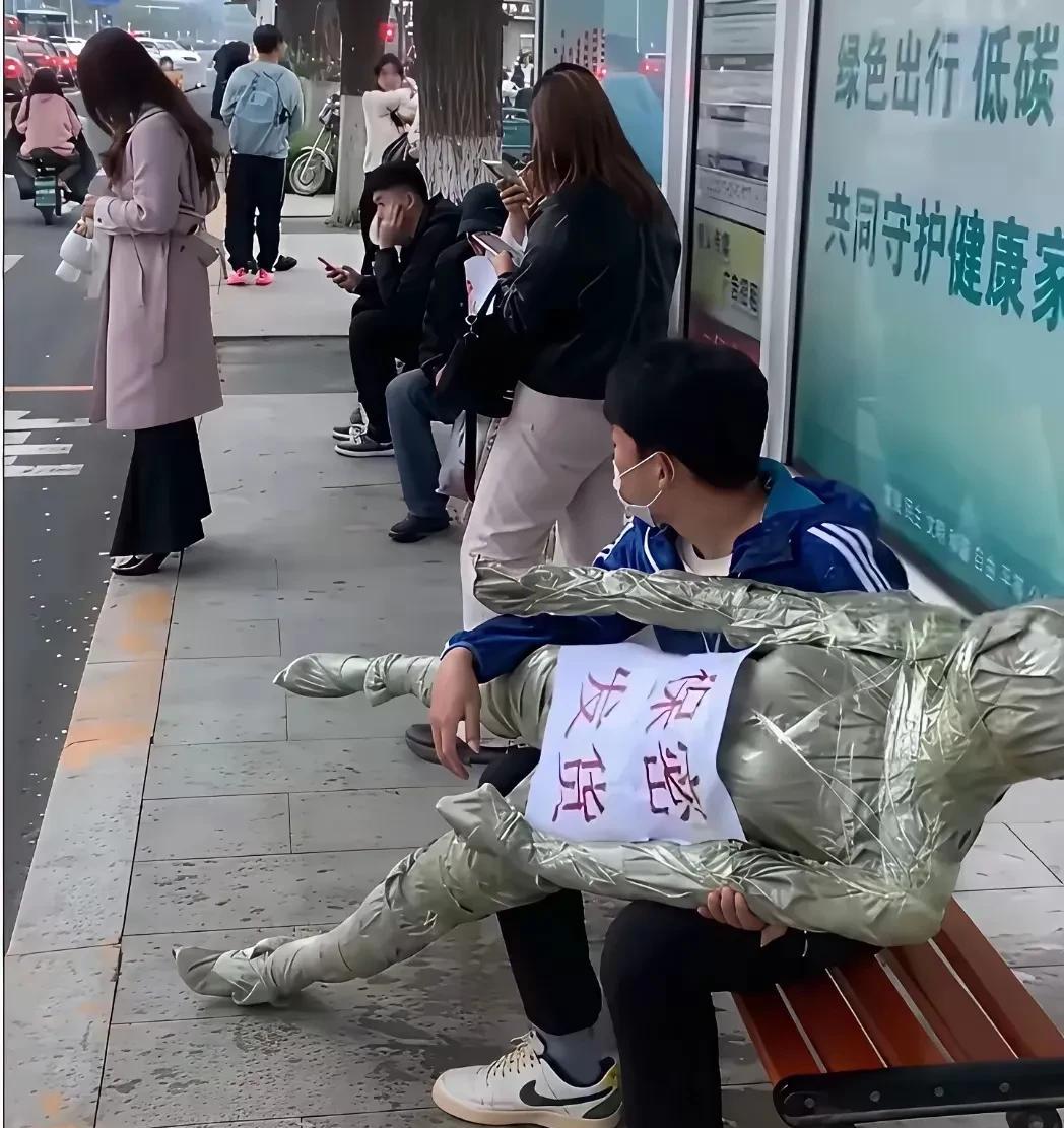 别信这种视频，就是拍段子逗人的！我每次买，商家发货时都没充气的，都是等收货后自己