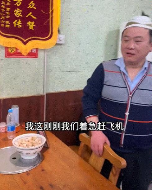 🌙北京，一女子到一家饭店吃饭后，忘记付款就走了，而正当其赶飞机的途中突然想起此