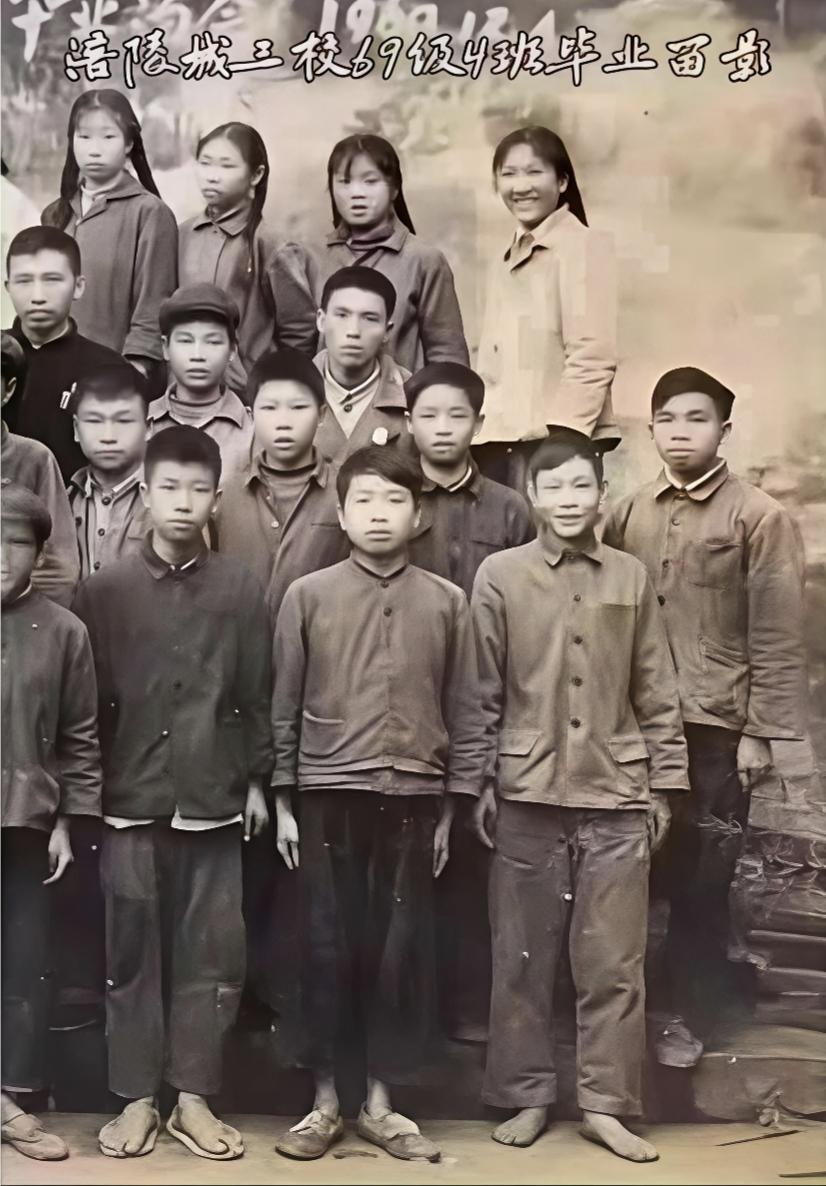 分享历史珍藏照网上看到这张老照片，是涪陵城三校1969级高中生拍摄的毕业照，想说