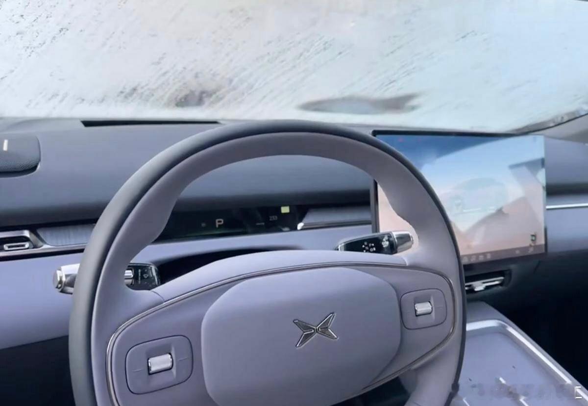 小鹏P7+超级增程部分内饰改动爆料：1、有HUD2、仪表盘改成类似于新P7的运动