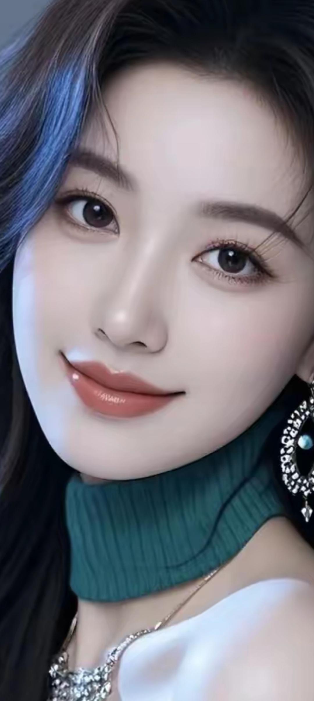 优雅气质，蓝发少女，甜美笑容，时尚穿搭