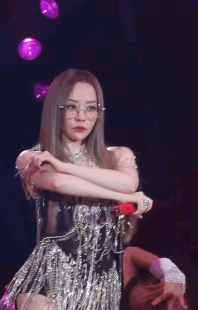 张靓颖回应网友质疑总结如下1：我已经红了二十年了。2：不要给我扣老实人的帽