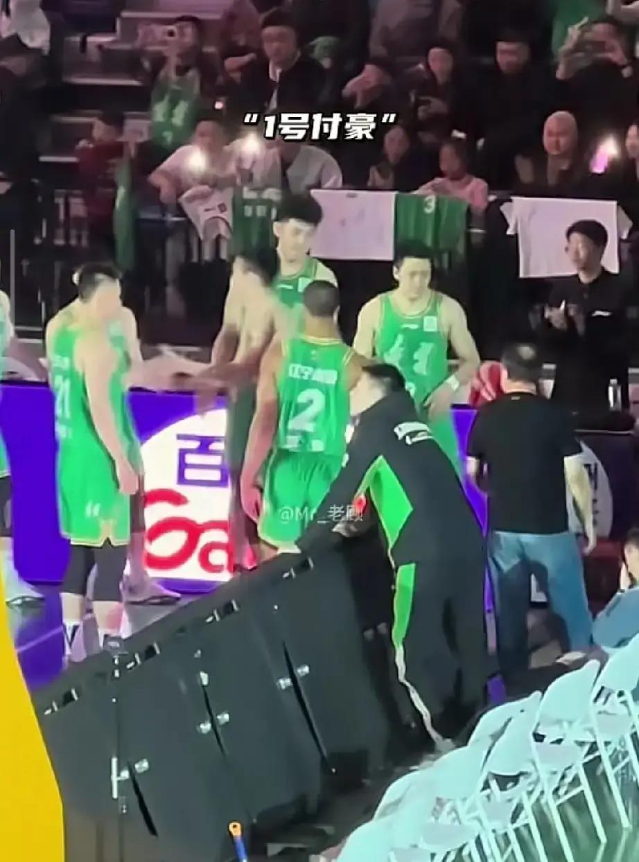 辽宁新援首秀闹乌龙赵继伟冲出去又被拽回笑翻全场昨晚辽宁男篮新援莱迪的CBA首