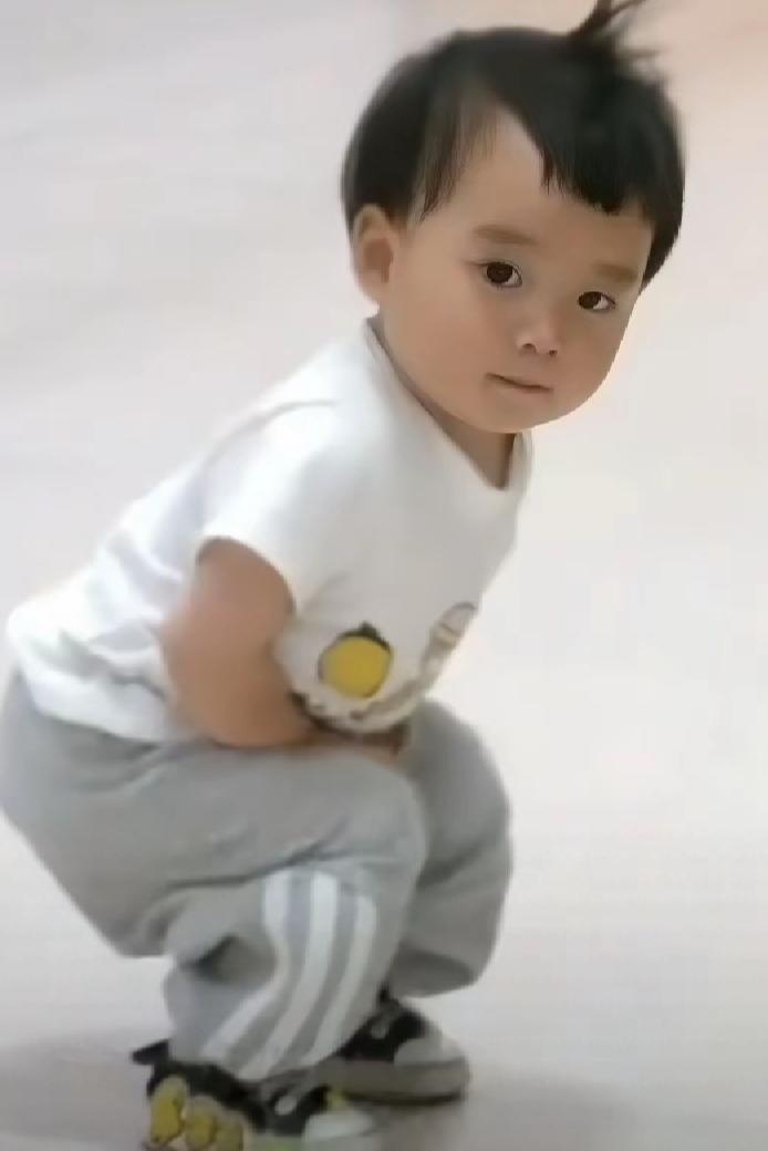 催泪!可怜的娃，妈妈因病去世，火化间门外，1岁半的娃不吵不闹，乖乖等妈妈出来。