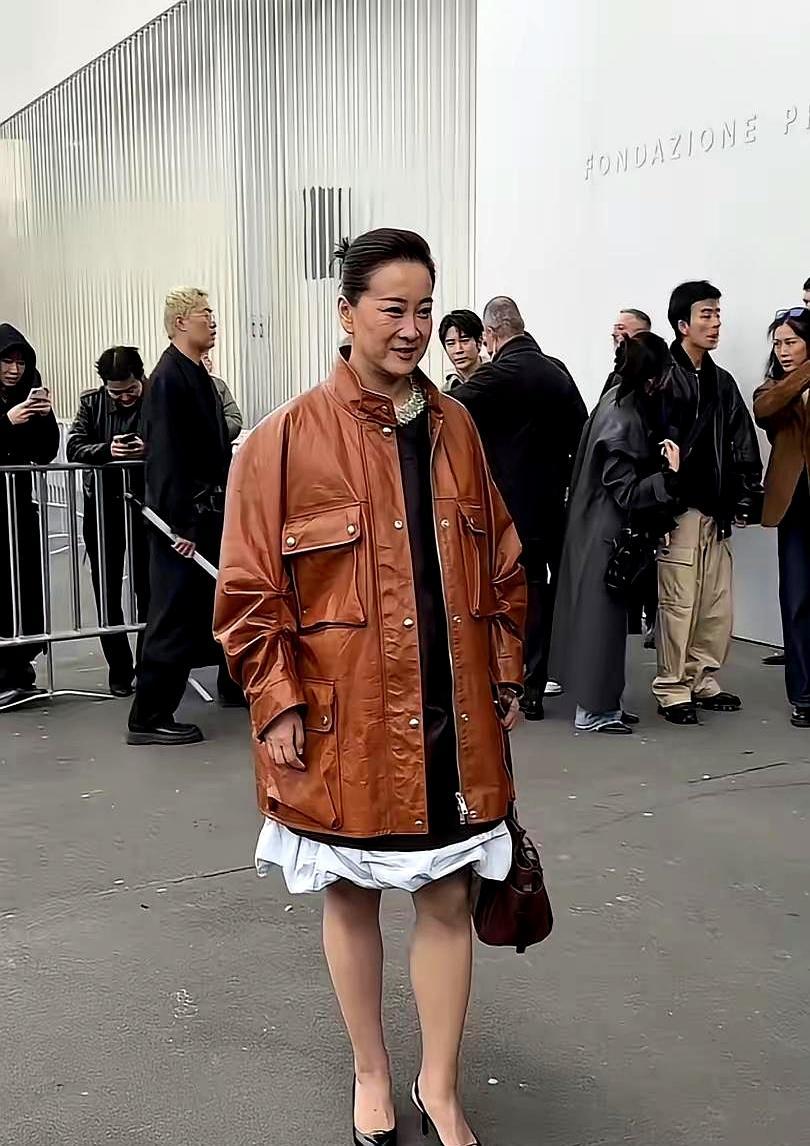 米兰男装秀，她穿错了吗？黑色连衣裙配宽大外套，尖头鞋踩得咔咔响。有人喊丑，