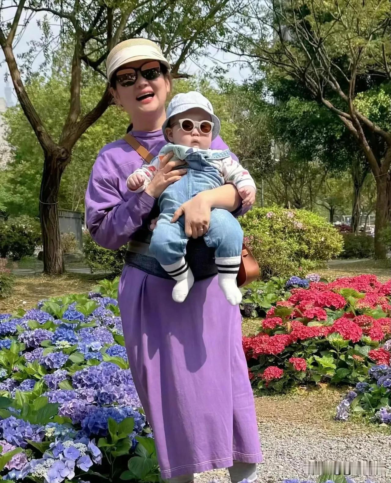 我悄悄问闺蜜，这接娃的素颜宝妈是任家萱吗？结果闺蜜瞄了一眼照片，说太接地气啦，没