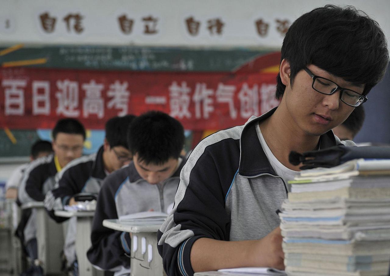 不知道大家有没有发现一个问题？那就是每年一到了高考完，各种填报志愿的机构、专家就