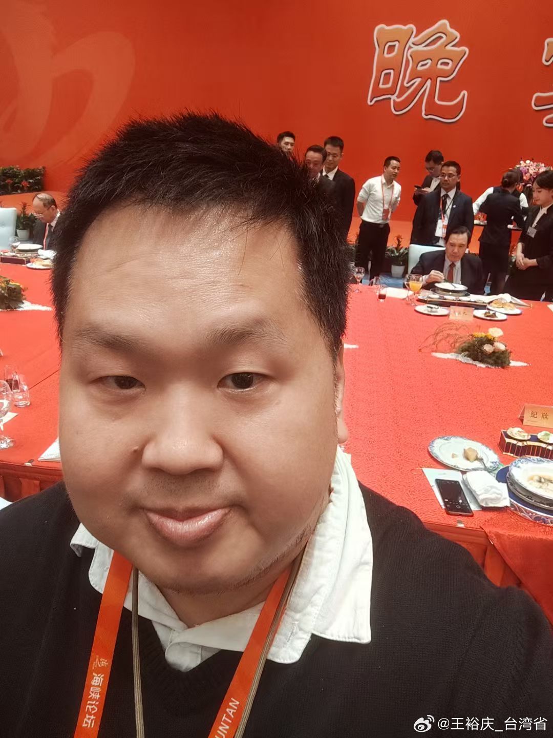 中国台湾省教科书级别的拍照构图！复刻火灾小女孩名梗，用从容笑对身后喧嚣，把生活