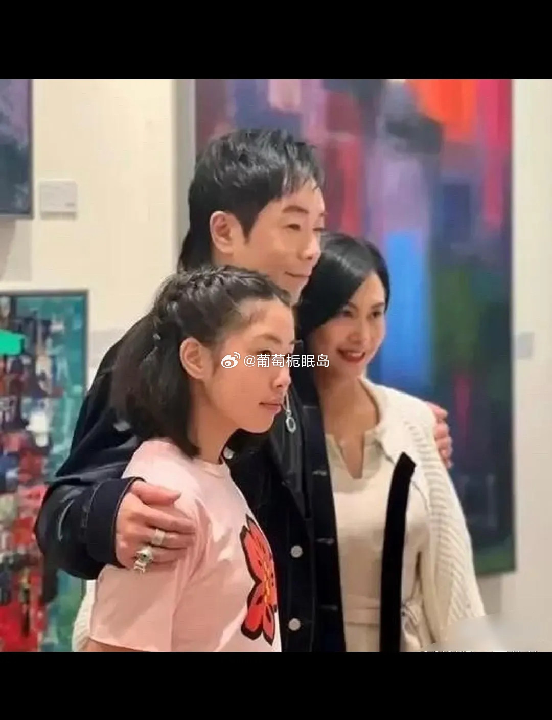 黄贯中带着老婆朱茵以及女儿参加好朋友何超仪的艺术展！第一次这么直观的看到朱茵的女