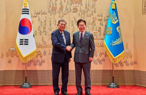 高市早苗现在正陷入一场难言的外交尴尬，韩国总统李在明直接绕过她这位现任日本首相，