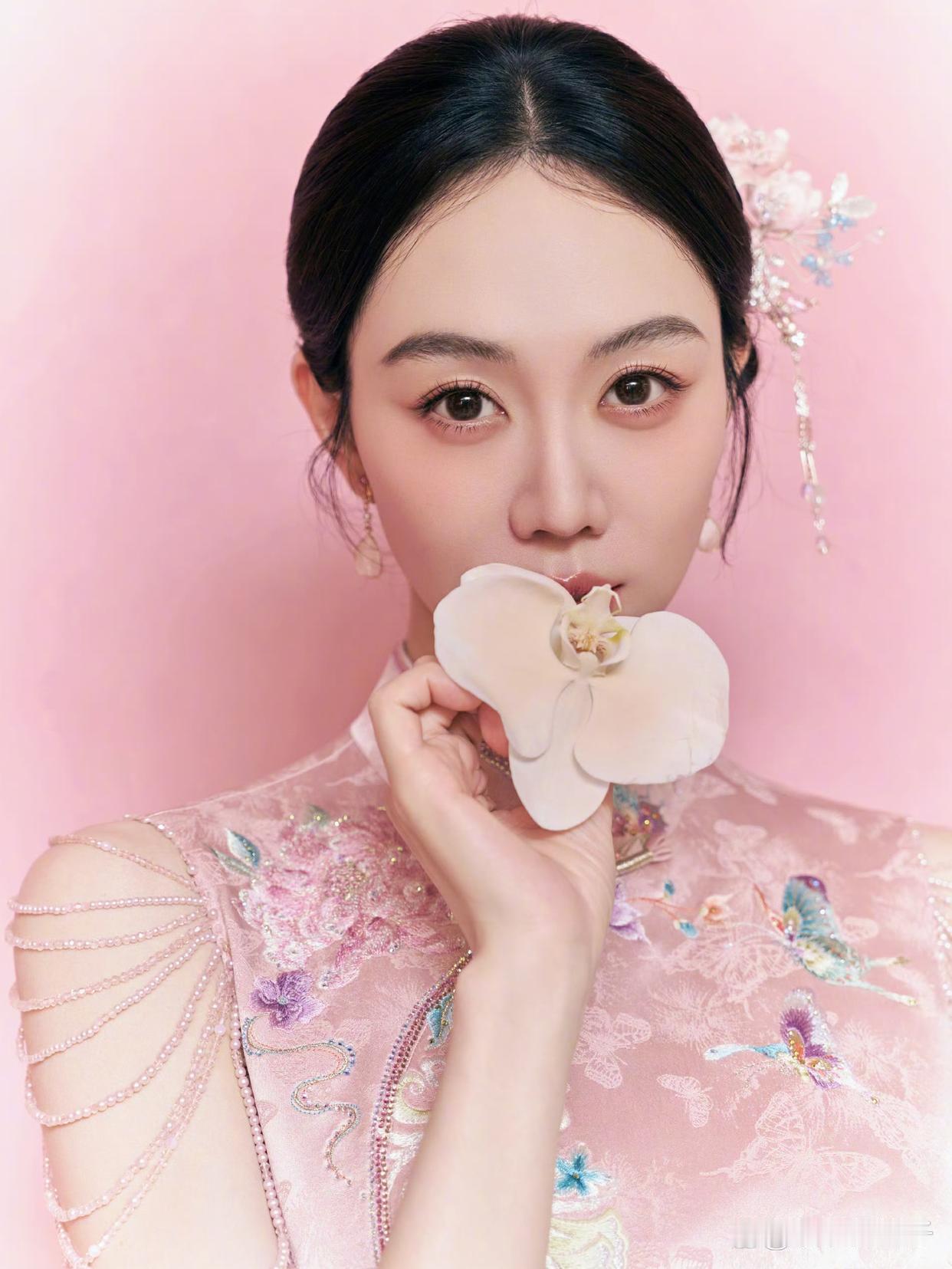 1.彭小苒大方认了恋情，结果粉丝全破防了，狗仔拍出来的视频中，男方看着有点油腻，