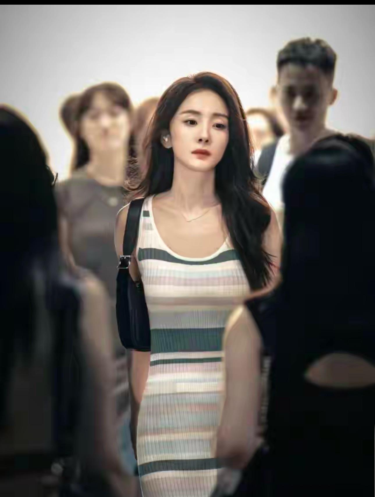 杨幂凭什么2026年还能撑起维密大片？不是天赋，是自虐。她常年维持12%体脂率，