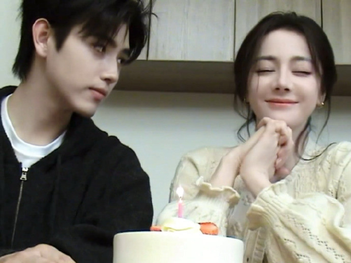 白日提灯剧版迪丽热巴叫陈飞宇段小狐狸《白日提灯》怎么剧里剧外都这么好嗑！！！