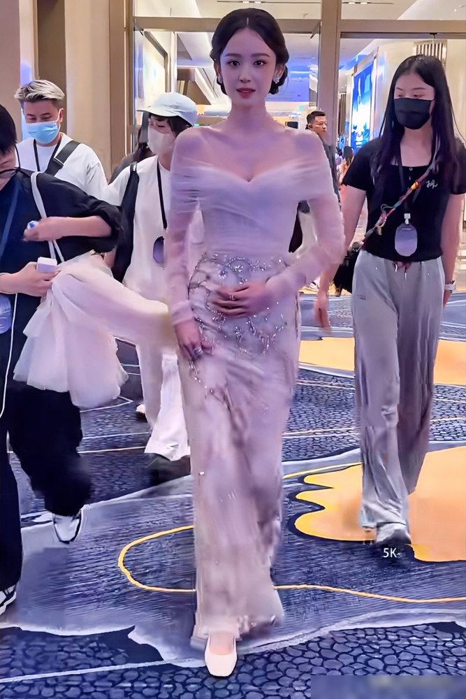 娜扎这生图，直接把湾区升明月的镜头打成了她的主场。浅白一字肩纱裙，薄得像层雾，转身跟粉丝比心那几下，