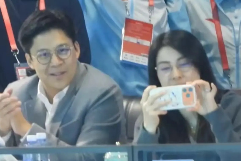 郭晶晶终于大方一次，和老公一起看全运会，用上17pro了还是最好看的爱马仕橘……