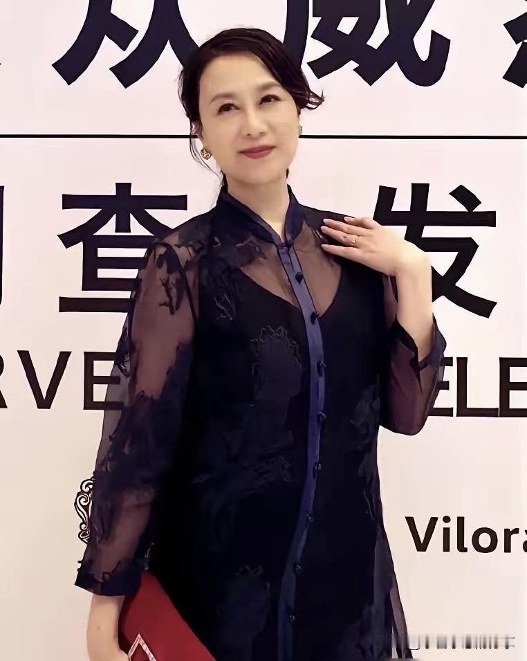 虽然美人迟暮，但她气质依旧，风采和魅力不减当年，女人味十足，骨子里的淡定看着让人