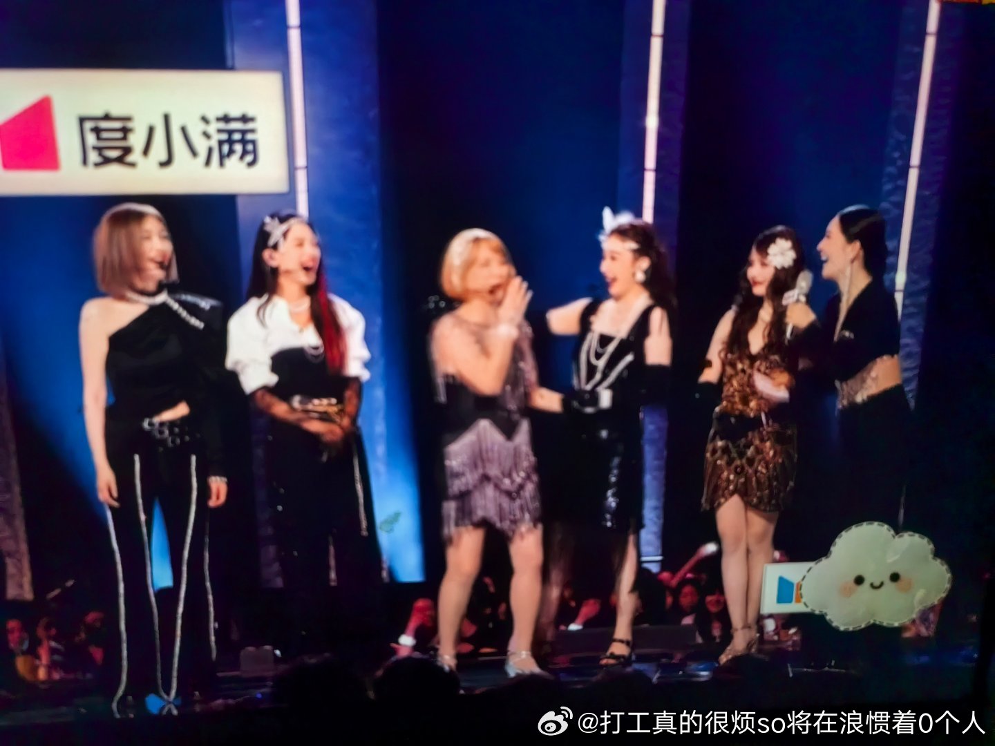 阚清子好白但讨厌组衣服好显胖李心洁这套给年轻170的高瘦姐姐穿估计不错，她穿感觉