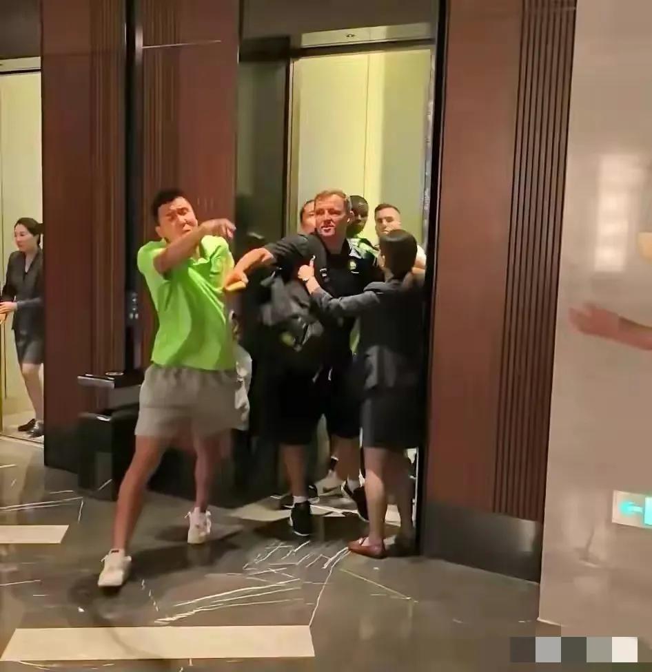 张玉宁和王刚怒斥自家球迷的做法，放在其他联赛会是什么后果……？日本联赛：球员