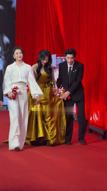 辛云来这个大直男，给温峥嵘提个裙子都提不明白，辛云来提的裙子高度正好绊住温峥嵘的