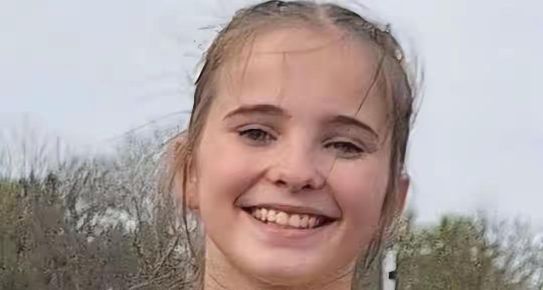 美国俄亥俄州15岁女孩简希尔是一名优等生，学习成绩非常好，她懂礼貌富有爱心，但是