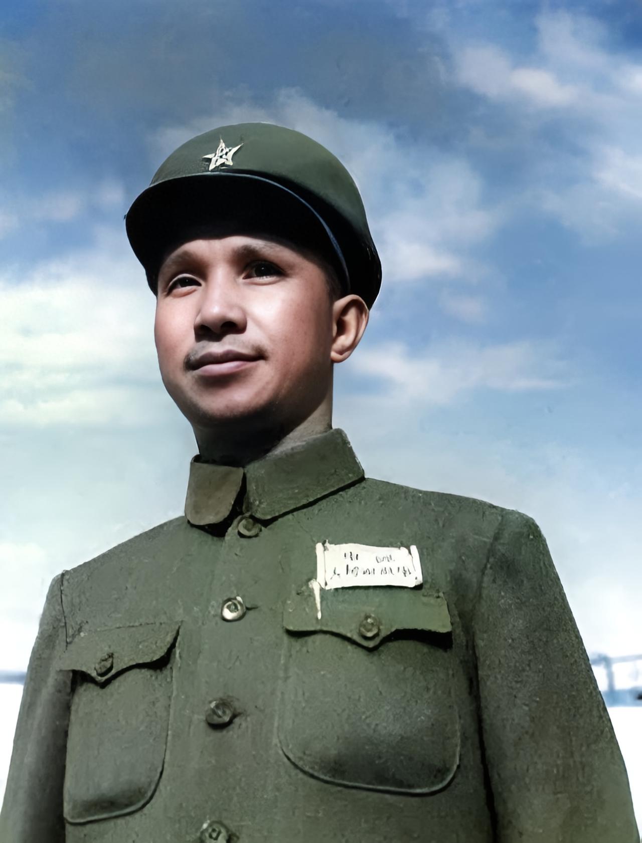 1940年10月，苏北黄桥。新四军指挥部里，气氛凝重。一个支队长猛地站起来，声音