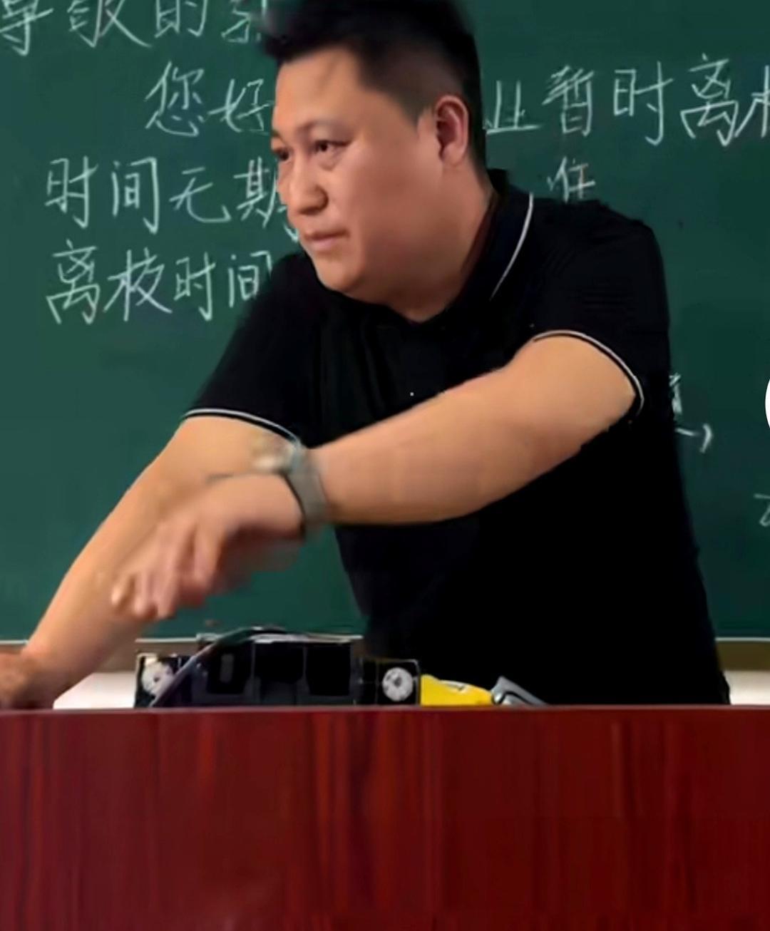 浙江一位男老师因离婚心情不好，想请假修养一段时间，正要离开时，突然得知自己班里两