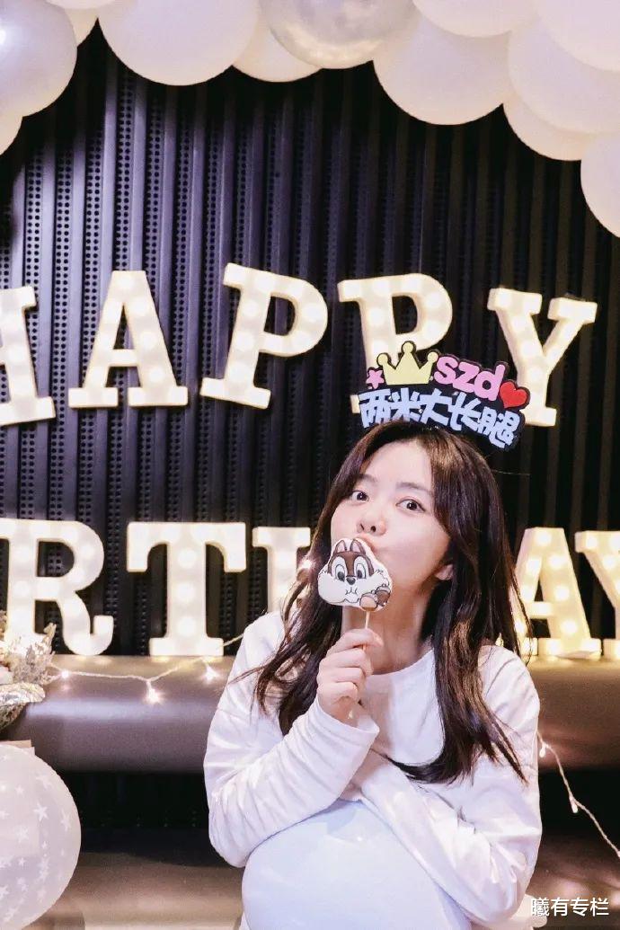 5月31日,与粉丝共同庆祝自己的31岁生日的谭松韵先和粉丝们分享一组
