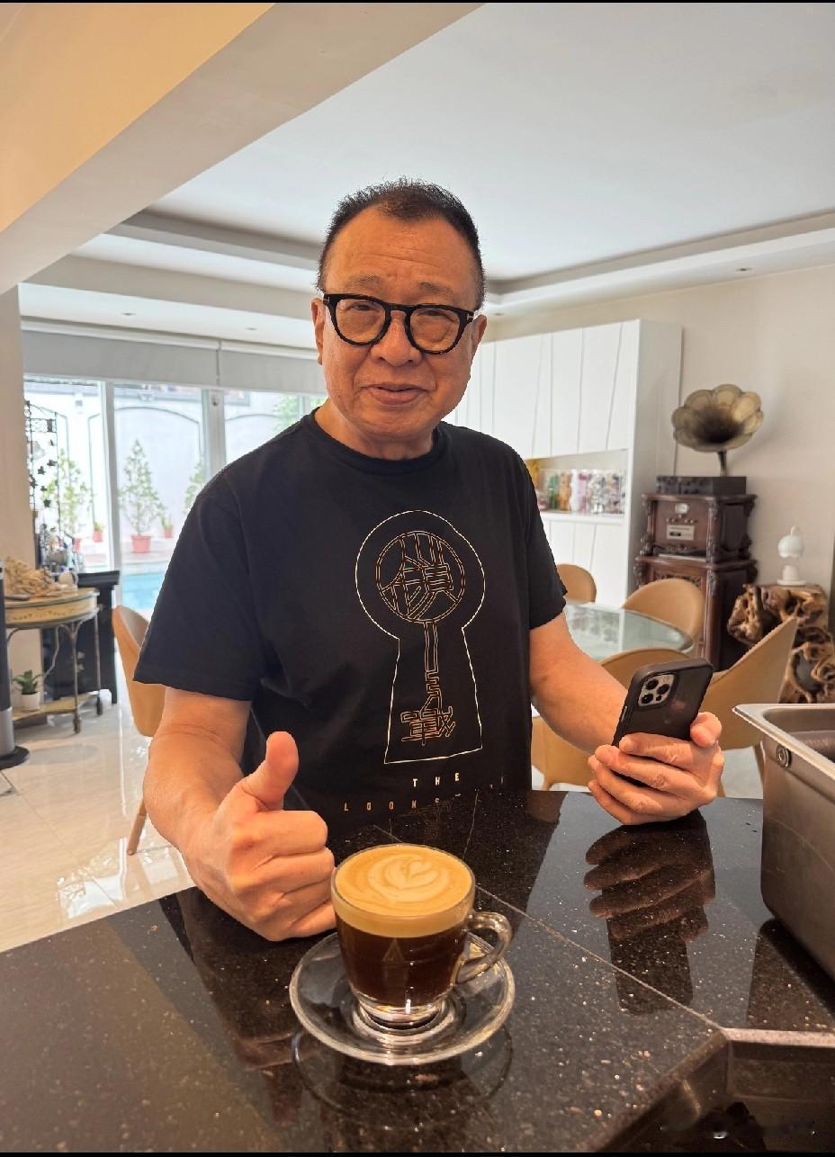 原来许绍雄一直都有一个习惯而正是这个习惯为他的肾癌埋下了隐患他曾晒照留言,只