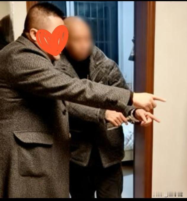 这个戴着手铐的男子，就是南充花季少女出租屋被害案的真凶！他在外潜逃23年，居然还