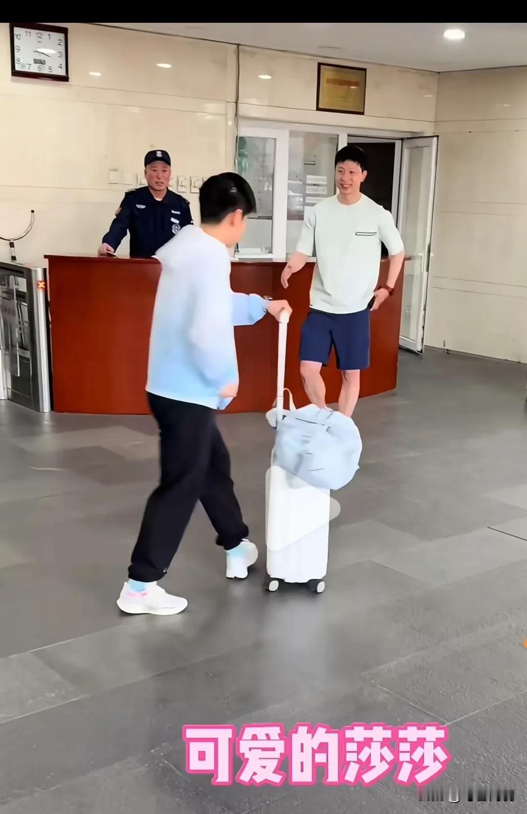 看见莎莎，龙队早早伸出了手👋龙队微笑着握握小莎的手送她出行，突然心里一阵难受