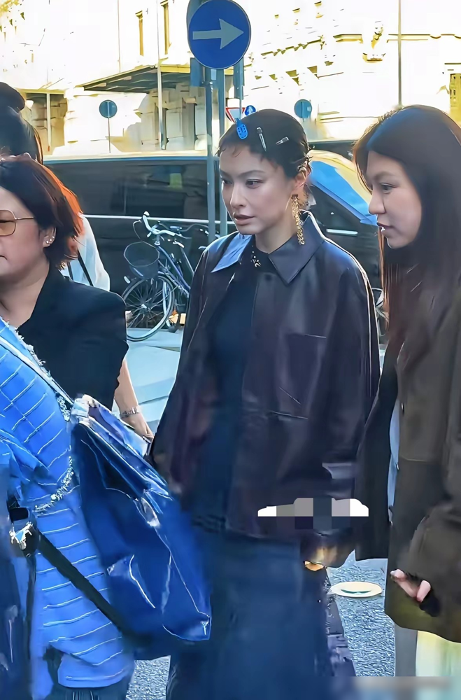 43岁的吴昕顶着一头湿短发就去了米兰，生图出来网友集体懵了，这是谢娜旁边那个小透明？没修过的路人镜头