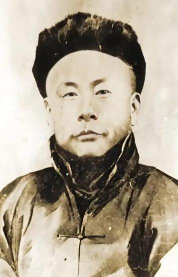 1989年，天津市决定对霍元甲大侠的坟墓进行迁坟，不料在水泥地下挖出红漆棺木，法
