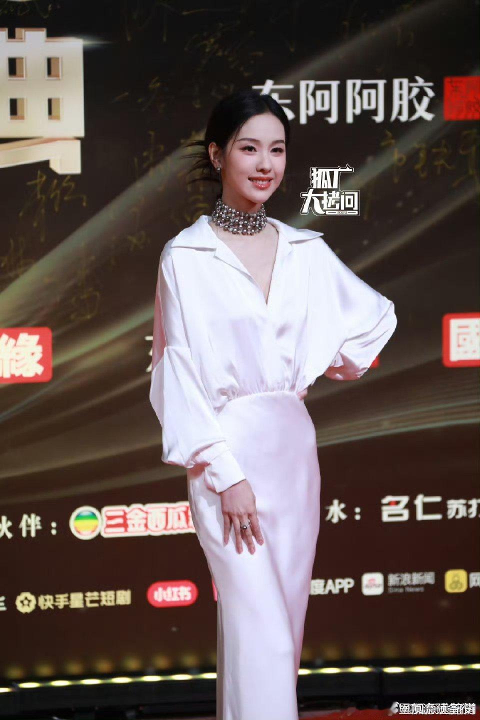 女明星的国剧盛典红毯生图陈都灵彭小苒邓恩熙沈月郭宇欣吴宣仪张予曦