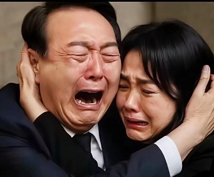 尹锡悦夫妇搞的国民力量党鸡犬不宁！居然党内还有人为其抱不平，党内发言人：这只是他