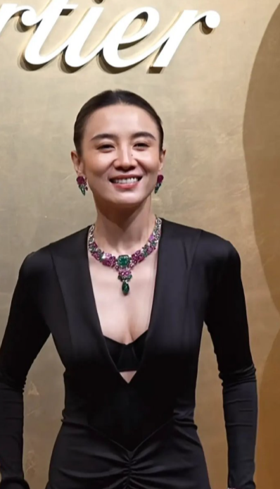 宋佳近日因一场线下珠宝活动的造型成为焦点，她选择了一款深V领丝绸长裙，面料垂顺，