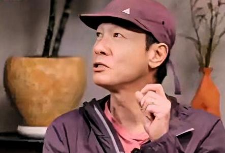 58岁陈小春还在台上又唱又跳。不是热爱。是不敢停。他在访谈里说了句大实话：见
