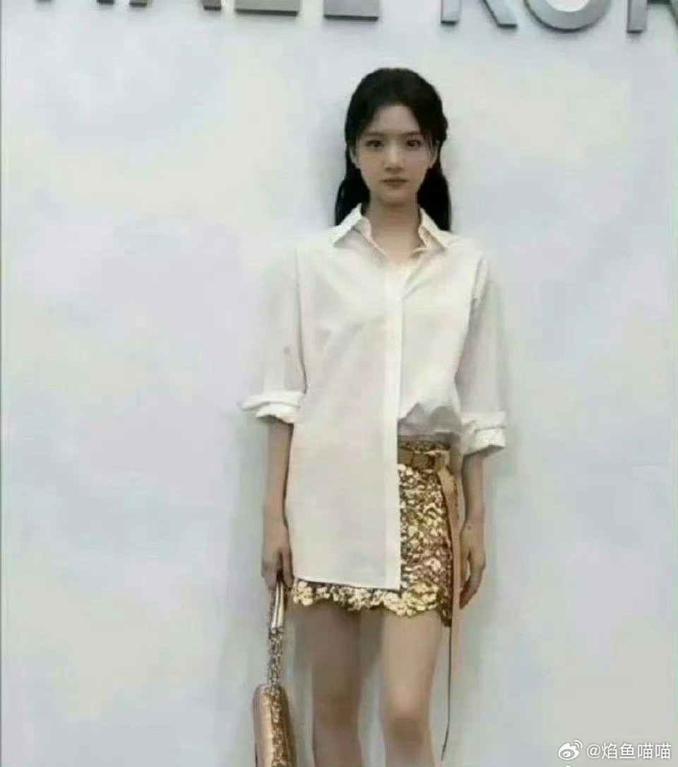 原来任敏大腿是我见过最细的了，和小腿一样​​​