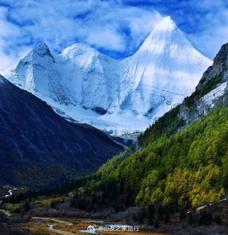 【雅拉雪山】雅拉雪山位于四川甘孜州康定、道孚和丹巴三县的交界处，与它西北方向的墨