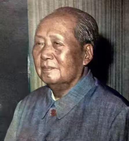 秋叶泛黄忆峥嵘，一件布衣藏伟人万里山河秋风扫落黄叶，满目秋景总能勾起无数人