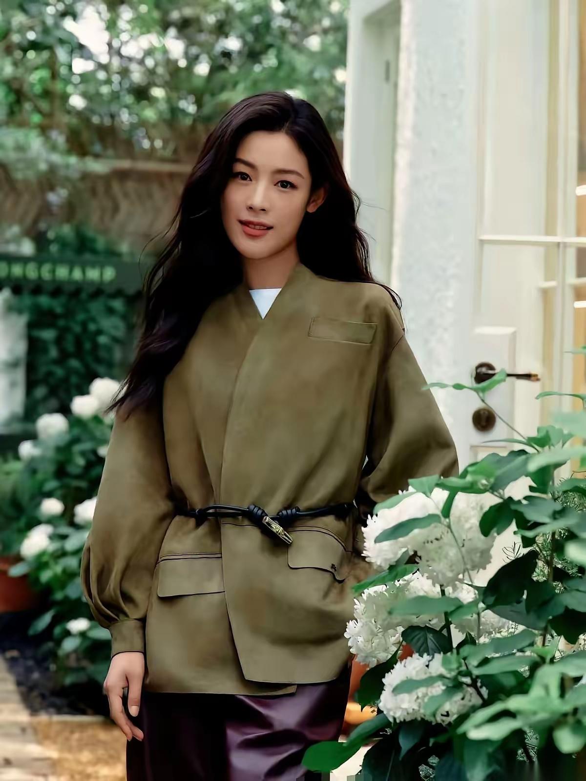 李云霄是女人味儿，陈丽君是英气飒爽其实都很美，各有千秋，一个是妩媚的美，一个是