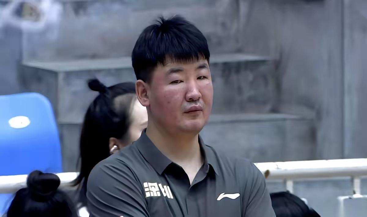 深圳马可波罗男篮俱乐部不知道为什么又故技重演呢？当年把周鹏扶上主教练位置，可一看
