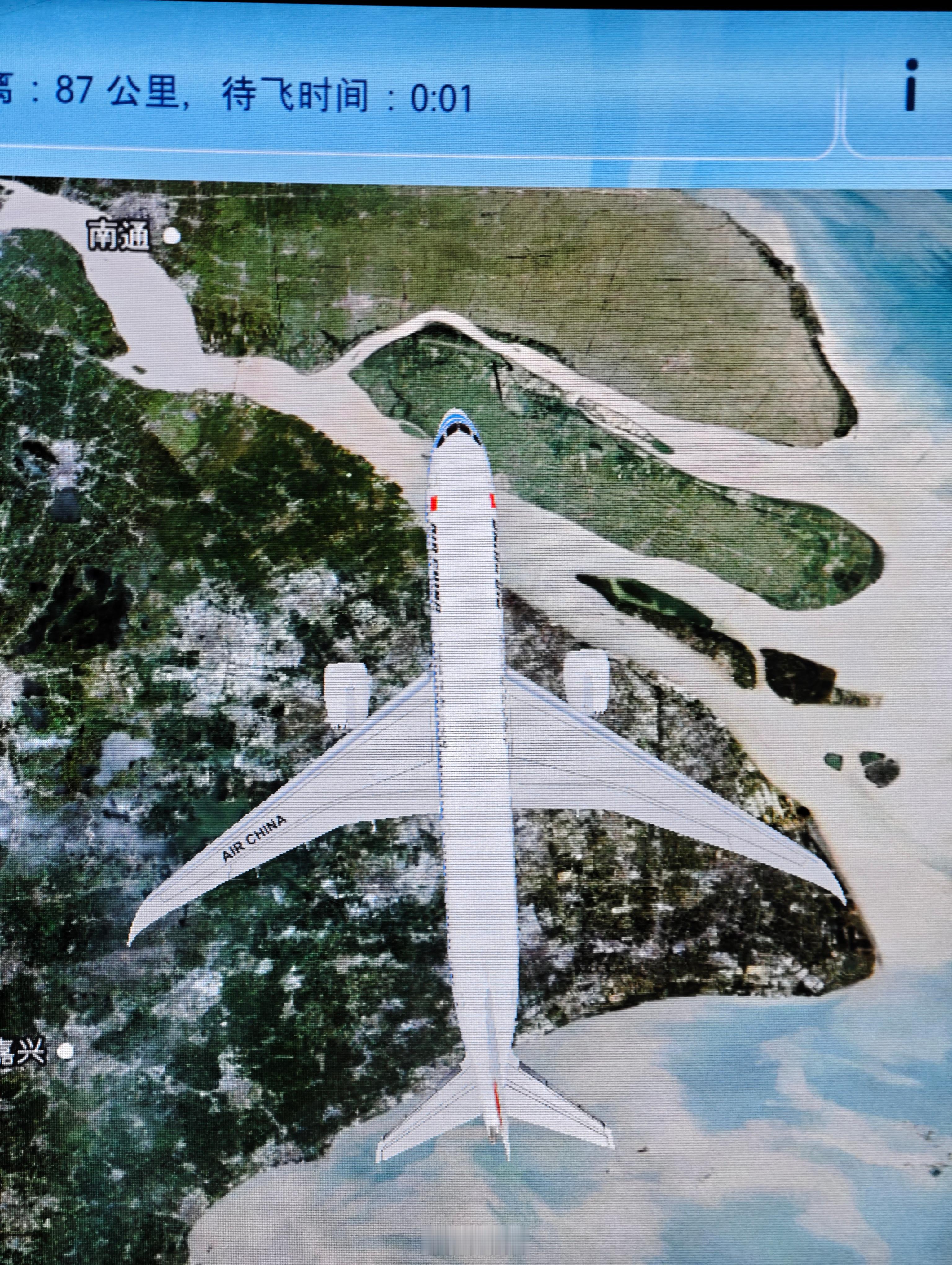 787飞上海再转常熟老规矩选了前舱最后一排躺睡，落地才发现上海雷雨挺大，机长这