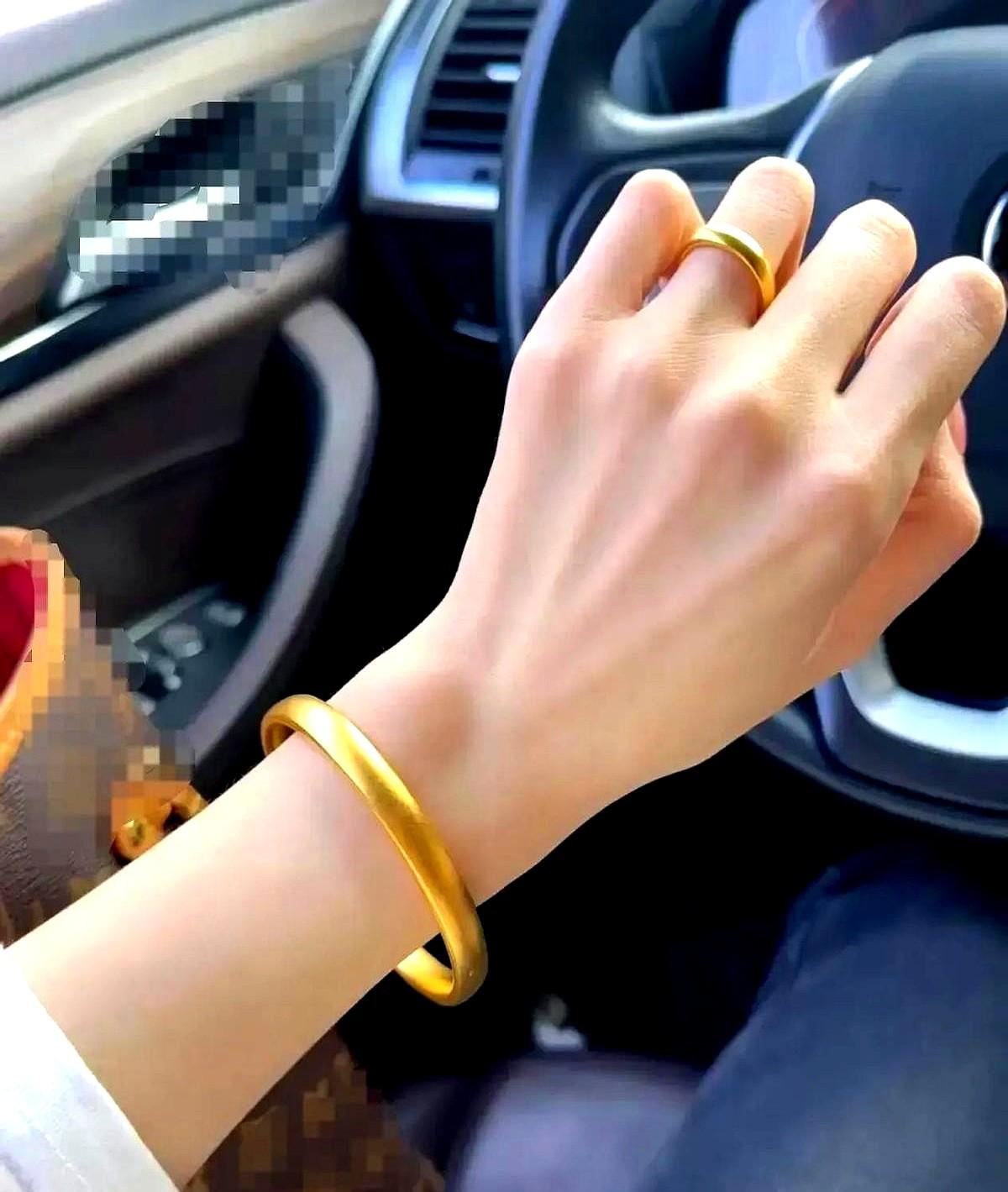 心真的要碎了！金价最近是要失控了，6月20日，一个50克的金手镯，简简单单就