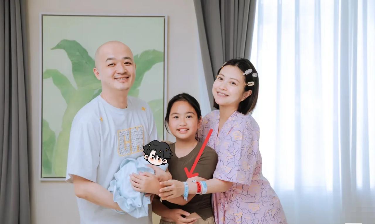 蓝色腕带，是男孩，恭喜包贝尔包文婧儿女双全啦！包文婧二胎产子，手上蓝色腕带代表