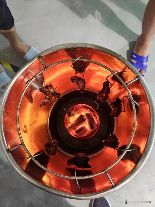 为家人做的一件暖事辽宁朝阳有位大哥太暖了，为了不让妻子在户外挨冻，自学一天电焊