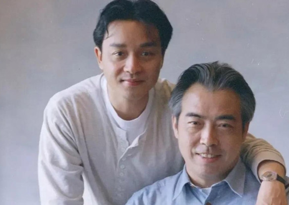 1992年，《霸王别姬》杀青宴上，张国荣突然把杯子往地上一摔，指着一个男人大骂: