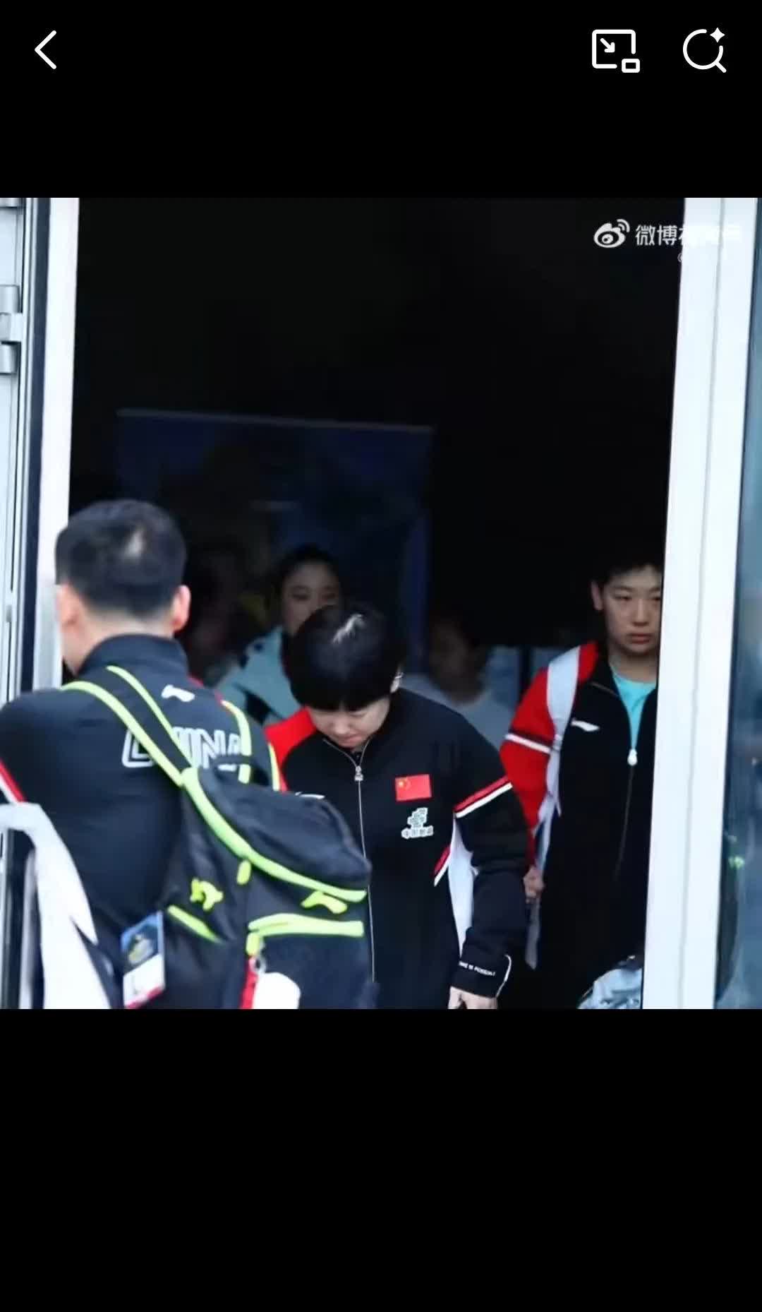 8月21日孙颖莎上班，林诗栋下班路上偶遇，开心打招呼，感觉孙颖莎这是把林诗栋当成