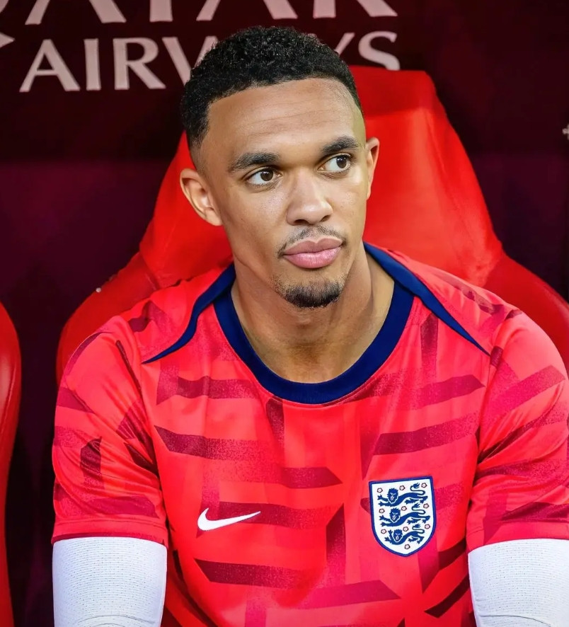 阿诺德的伯纳乌寒冬放弃利物浦高薪赴皇马，阿诺德却遭阿隆索弃用，枯坐板凳；回