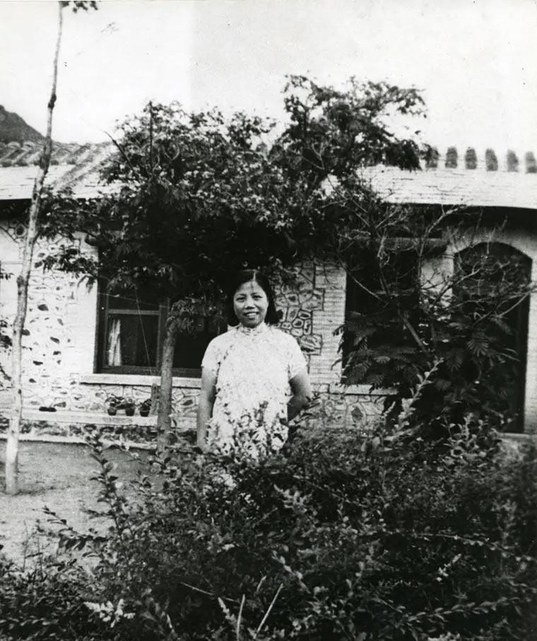 1937年5月，邓颖超因长征期间恶化的肺结核（肺部有七处钙化瘢痕），秘密抵达北平