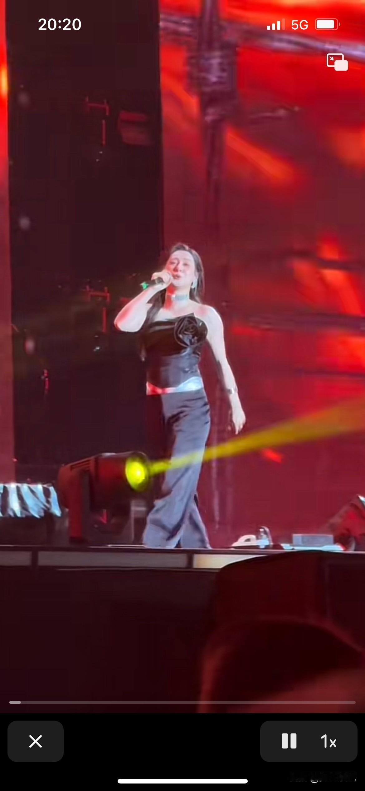 唐艺老师你这是太大意了，上台露出那个肥肥的肚子，这就是很掉人设的，就不能穿套宽松